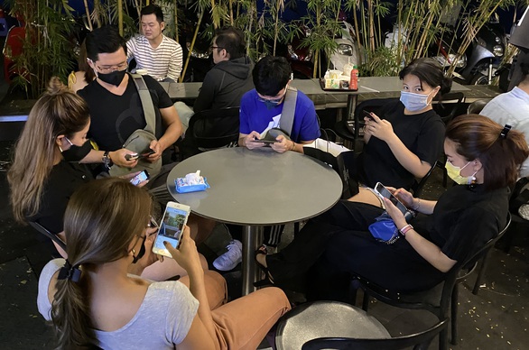 Khẩu trang các loại ở TP.HCM cháy hàng ngay trong 3 ngày tết - Ảnh 10. Khẩu trang các loại ở TP.HCM cháy hàng ngay trong 3 ngày tết - Ảnh 10.