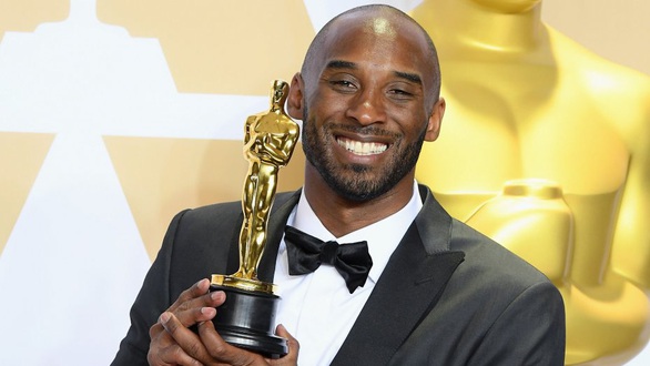 Người hâm mộ Mỹ tan nát cõi lòng với cái chết của Kobe Bryant - Ảnh 1. Người hâm mộ Mỹ tan nát cõi lòng với cái chết của Kobe Bryant - Ảnh 1.