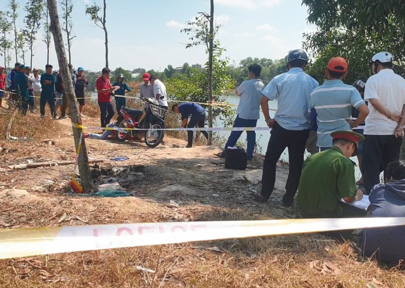 Người đàn ông nghi bị giết bên hồ nước với vết cắt ở cổ - Ảnh 1. Người đàn ông nghi bị giết bên hồ nước với vết cắt ở cổ - Ảnh 1.