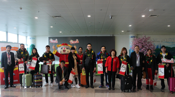 Dàn lãnh đạo Vietjet bất ngờ xuống sân bay chào đón hành khách năm mới - Ảnh 7. Dàn lãnh đạo Vietjet bất ngờ xuống sân bay chào đón hành khách năm mới - Ảnh 7.