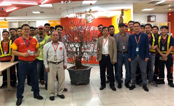 Dàn lãnh đạo Vietjet bất ngờ xuống sân bay chào đón hành khách năm mới - Ảnh 9. Dàn lãnh đạo Vietjet bất ngờ xuống sân bay chào đón hành khách năm mới - Ảnh 9.