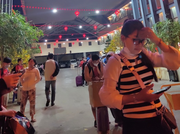 Trở lại Sài Gòn sớm, khách vất vả tìm xe từ bến về nhà - Ảnh 1. Trở lại Sài Gòn sớm, khách vất vả tìm xe từ bến về nhà - Ảnh 1.