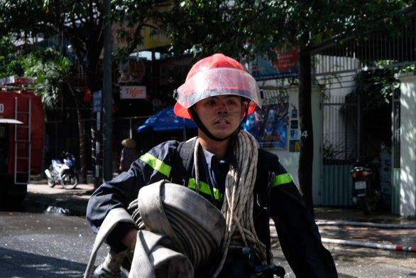 Khách sạn ở Nha Trang bốc cháy giữa trưa - Ảnh 3. Khách sạn ở Nha Trang bốc cháy giữa trưa - Ảnh 3.