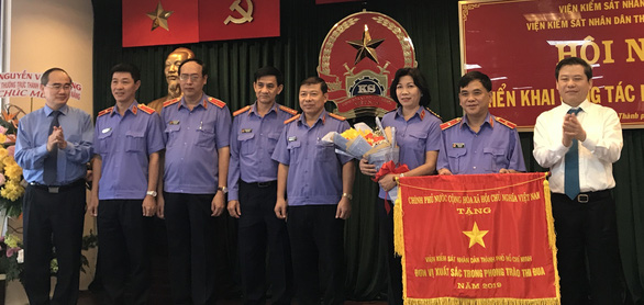 Viện Kiểm sát nhân dân TP.HCM nhận cờ thi đua của Chính phủ - Ảnh 1. Viện Kiểm sát nhân dân TP.HCM nhận cờ thi đua của Chính phủ - Ảnh 1.