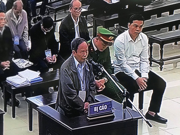 Các bị cáo khai tiếp tay cho Vũ nhôm thâu tóm đất công vì sợ mất ghế - Ảnh 3. Các bị cáo khai tiếp tay cho Vũ nhôm thâu tóm đất công vì sợ mất ghế - Ảnh 3.