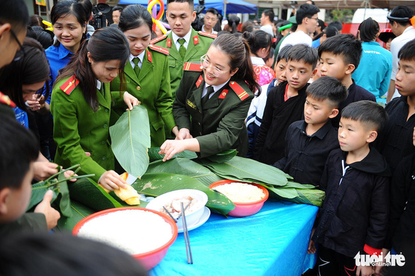 Hào hứng gói bánh chưng, đi chợ xuân 0 đồng vùng cao - Ảnh 3. Hào hứng gói bánh chưng, đi chợ xuân 0 đồng vùng cao - Ảnh 3.