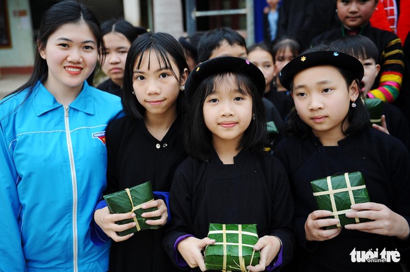 Hào hứng gói bánh chưng, đi chợ xuân 0 đồng vùng cao - Ảnh 1. Hào hứng gói bánh chưng, đi chợ xuân 0 đồng vùng cao - Ảnh 1.