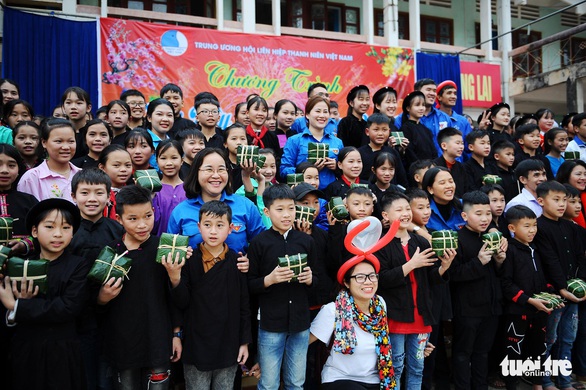Hào hứng gói bánh chưng, đi chợ xuân 0 đồng vùng cao - Ảnh 6. Hào hứng gói bánh chưng, đi chợ xuân 0 đồng vùng cao - Ảnh 6.