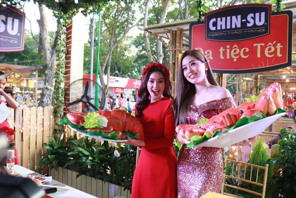 Du khách mê mẩn với những trò chơi truyền thống ở Lễ hội Tết Việt - Ảnh 3. Du khách mê mẩn với những trò chơi truyền thống ở Lễ hội Tết Việt - Ảnh 3.