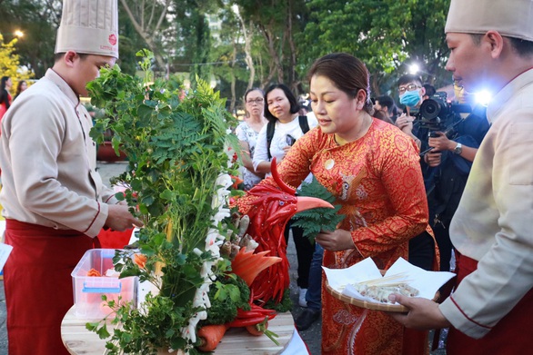 Du khách mê mẩn với những trò chơi truyền thống ở Lễ hội Tết Việt - Ảnh 4. Du khách mê mẩn với những trò chơi truyền thống ở Lễ hội Tết Việt - Ảnh 4.