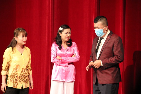 Kịch thành phố mùa tết: Khán giả đeo khẩu trang đi xem - Ảnh 1. Kịch thành phố mùa tết: Khán giả đeo khẩu trang đi xem - Ảnh 1.