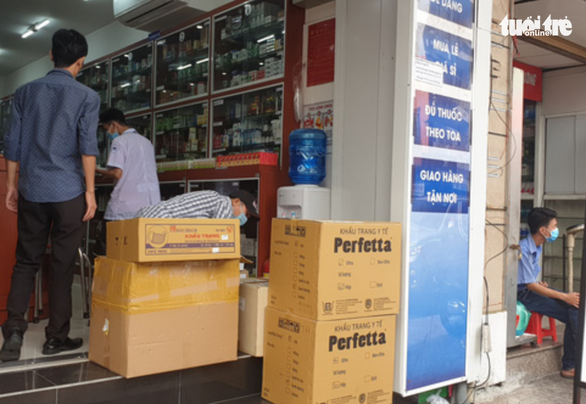Khẩu trang tràn ra vỉa hè, giá cả loạn xị - Ảnh 5. Khẩu trang tràn ra vỉa hè, giá cả loạn xị - Ảnh 5.