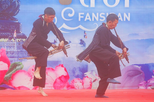 Lên Fansipan mở cổng trời và đắm mình trong tiếng khèn hoa Tây Bắc - Ảnh 3. Lên Fansipan mở cổng trời và đắm mình trong tiếng khèn hoa Tây Bắc - Ảnh 3.
