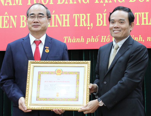 Bí thư Thành ủy TP.HCM Nguyễn Thiện Nhân nhận huy hiệu 40 năm tuổi Đảng - Ảnh 1. Bí thư Thành ủy TP.HCM Nguyễn Thiện Nhân nhận huy hiệu 40 năm tuổi Đảng - Ảnh 1.