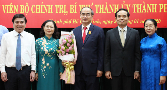 Bí thư Thành ủy TP.HCM Nguyễn Thiện Nhân nhận huy hiệu 40 năm tuổi Đảng - Ảnh 4. Bí thư Thành ủy TP.HCM Nguyễn Thiện Nhân nhận huy hiệu 40 năm tuổi Đảng - Ảnh 4.