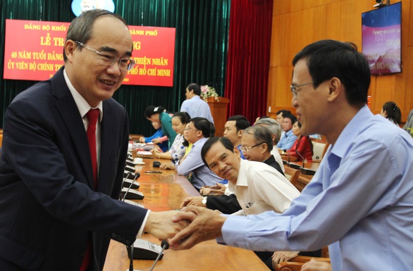 Bí thư Thành ủy TP.HCM Nguyễn Thiện Nhân nhận huy hiệu 40 năm tuổi Đảng - Ảnh 5. Bí thư Thành ủy TP.HCM Nguyễn Thiện Nhân nhận huy hiệu 40 năm tuổi Đảng - Ảnh 5.