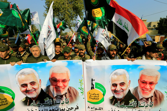 Hàng ngàn người Iraq dự lễ tang tướng Iran, hô vang Cái chết cho nước Mỹ - Ảnh 4. Hàng ngàn người Iraq dự lễ tang tướng Iran, hô vang Cái chết cho nước Mỹ - Ảnh 4.