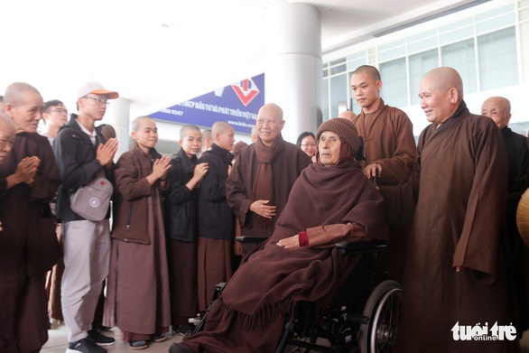 Thiền sư Thích Nhất Hạnh trở về Huế sau hơn một tháng tịnh dưỡng ở Thái Lan - Ảnh 1. Thiền sư Thích Nhất Hạnh trở về Huế sau hơn một tháng tịnh dưỡng ở Thái Lan - Ảnh 1.