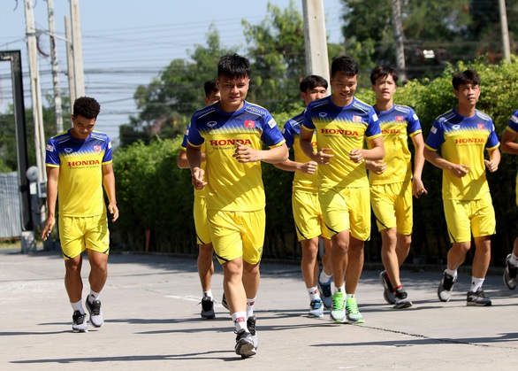nhom cau thu da chinh tran gap bahrain chay tha long sang 4-1 1(read-only) nhom cau thu da chinh tran gap bahrain chay tha long sang 4-1 1(read-only)