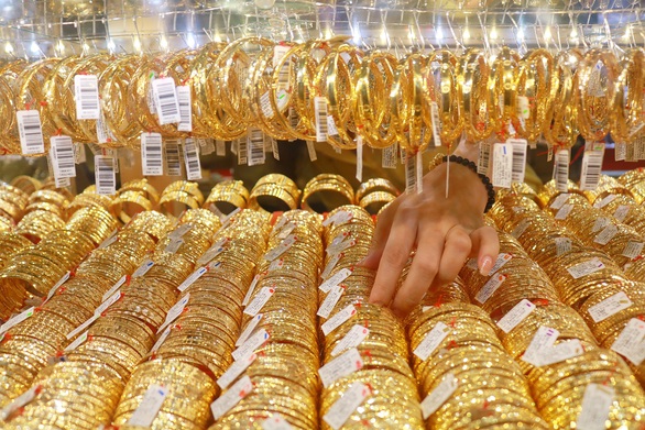 Giá vàng bùng nổ do căng thẳng Mỹ - Iran - Ảnh 1. Giá vàng bùng nổ do căng thẳng Mỹ - Iran - Ảnh 1.
