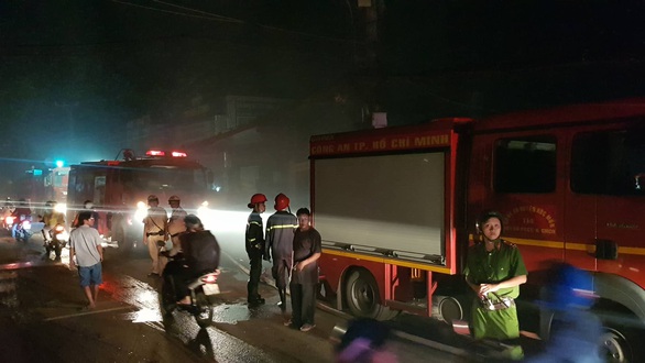 Cháy lớn xưởng gỗ ở Hóc Môn, nhiều tài sản bị thiêu rụi - Ảnh 3. Cháy lớn xưởng gỗ ở Hóc Môn, nhiều tài sản bị thiêu rụi - Ảnh 3.