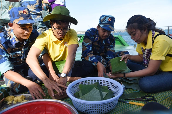 Mùa xuân biển đảo lần 9: Sóng dữ không cản được tình người - Ảnh 2. Mùa xuân biển đảo lần 9: Sóng dữ không cản được tình người - Ảnh 2.