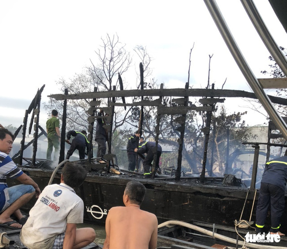 Tàu du lịch đang đậu bốc cháy dữ dội kèm nhiều tiếng nổ lớn - Ảnh 4. Tàu du lịch đang đậu bốc cháy dữ dội kèm nhiều tiếng nổ lớn - Ảnh 4.