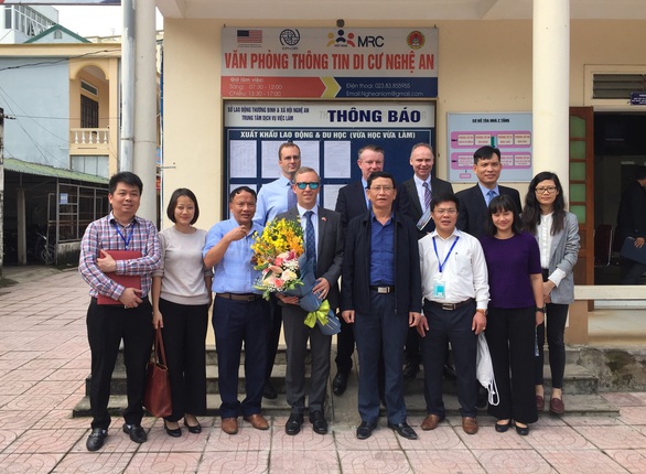 Đại sứ Anh thăm gia đình nạn nhân vụ 39 thi thể - Ảnh 1. Đại sứ Anh thăm gia đình nạn nhân vụ 39 thi thể - Ảnh 1.