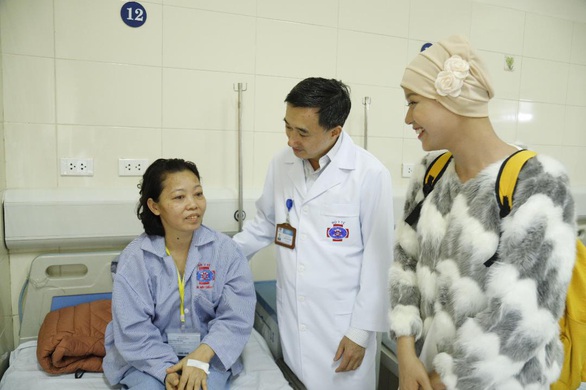 Nữ sinh viên bị ung thư thi duyên dáng được tặng 13 liệu trình thuốc đặc trị - Ảnh 1. Nữ sinh viên bị ung thư thi duyên dáng được tặng 13 liệu trình thuốc đặc trị - Ảnh 1.