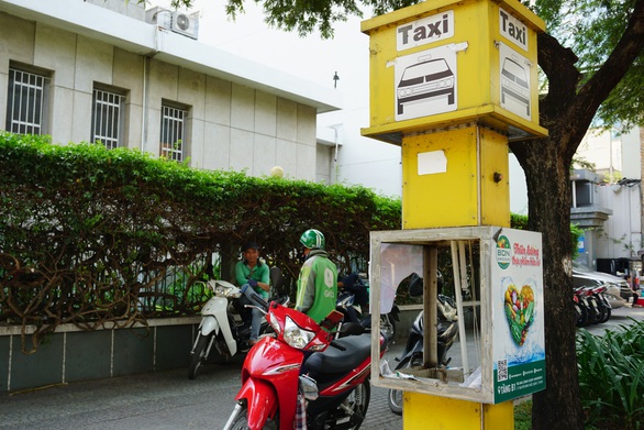 Thiết bị bấm nút đón taxi ở trung tâm quận 1 toàn rác - Ảnh 1. Thiết bị bấm nút đón taxi ở trung tâm quận 1 toàn rác - Ảnh 1.
