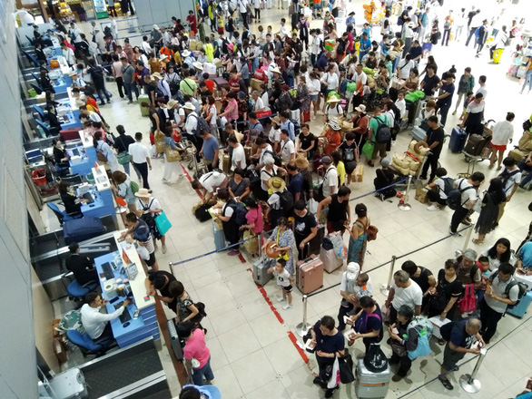 Kiểm tra chặt khách Trung Quốc đến sân bay Cam Ranh vì bệnh viêm phổi lạ - Ảnh 1. Kiểm tra chặt khách Trung Quốc đến sân bay Cam Ranh vì bệnh viêm phổi lạ - Ảnh 1.