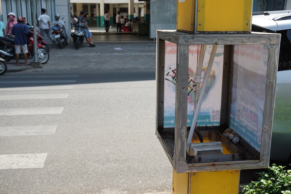 Thiết bị bấm nút đón taxi ở trung tâm quận 1 toàn rác - Ảnh 4. Thiết bị bấm nút đón taxi ở trung tâm quận 1 toàn rác - Ảnh 4.