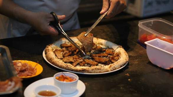 Pizza cơm tấm, bánh xèo taco, kem nước mắm ở Sài Gòn - Ảnh 3. Pizza cơm tấm, bánh xèo taco, kem nước mắm ở Sài Gòn - Ảnh 3.