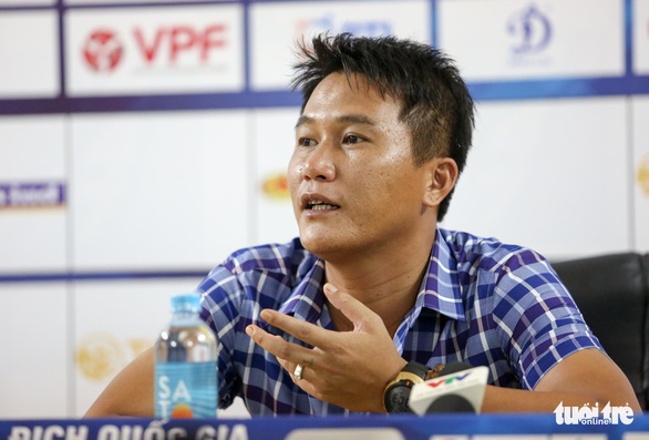 HLV Chu Đình Nghiêm thất vọng vì học trò không thoát được lối chơi ru ngủ của Thanh Hóa - Ảnh 2. HLV Chu Đình Nghiêm thất vọng vì học trò không thoát được lối chơi ru ngủ của Thanh Hóa - Ảnh 2.
