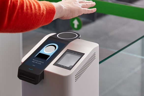 Amazon ra mắt Amazon One hỗ trợ thanh toán qua một cái vẫy tay - Ảnh 1. Amazon ra mắt Amazon One hỗ trợ thanh toán qua một cái vẫy tay - Ảnh 1.