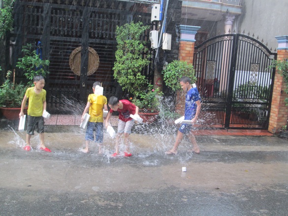 Cha sẽ cùng con tắm mưa - Ảnh 1.