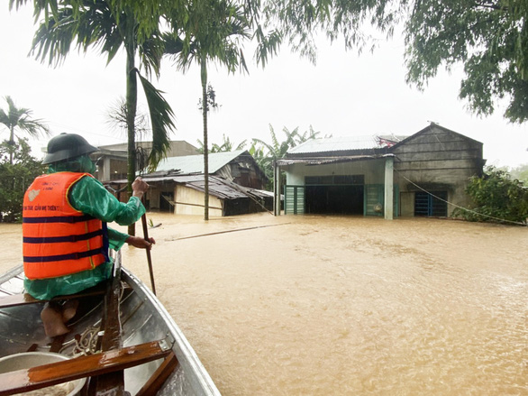 2.500 ngôi nhà ở rốn lũ Đại Lộc ngập lụt, di dời hơn 500 người - Ảnh 1.