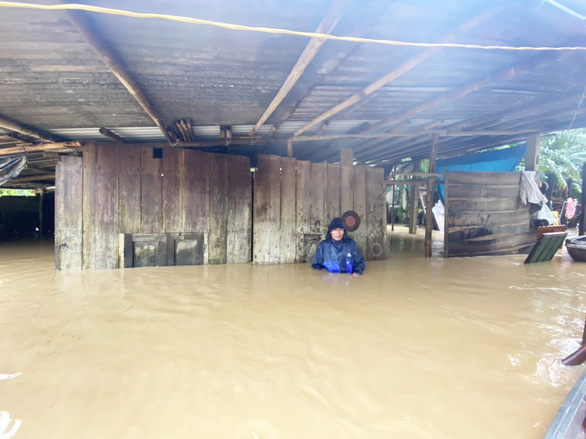 2.500 ngôi nhà ở rốn lũ Đại Lộc ngập lụt, di dời hơn 500 người - Ảnh 3.