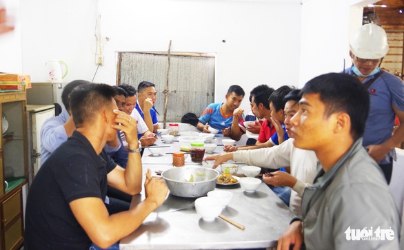 Bộ đội vượt sóng dữ cứu 16 thuyền viên trên tàu hàng mắc cạn - Ảnh 8.