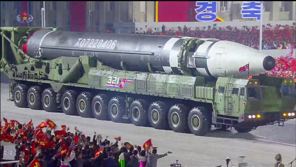 Triều Tiên diễu hành tên lửa, Mỹ nói ‘thất vọng’ - Ảnh 1.