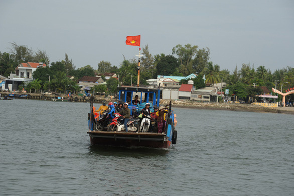 Lốc xoáy đánh chìm tàu trên sông Trường Giang, 2 cha con mất tích - Ảnh 1.