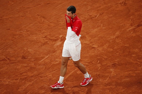 Thắng gọn Djokovic, Nadal lần thứ 20 vô địch Grand Slam - Ảnh 9. Thắng gọn Djokovic, Nadal lần thứ 20 vô địch Grand Slam - Ảnh 9.