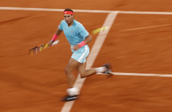 Thắng gọn Djokovic, Nadal lần thứ 20 vô địch Grand Slam - Ảnh 3. Thắng gọn Djokovic, Nadal lần thứ 20 vô địch Grand Slam - Ảnh 3.