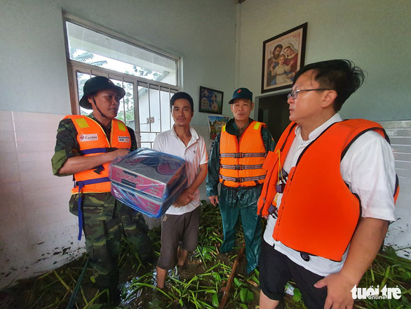 Đội mưa chở mì tôm tiếp tế các hộ dân vùng lũ Hải Lăng - Ảnh 2.