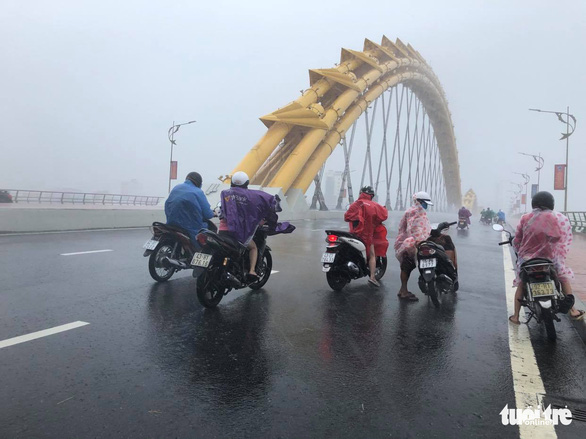 Lái ôtô dìu người đi xe máy qua cầu Rồng giữa mưa to, gió lớn - Ảnh 5.