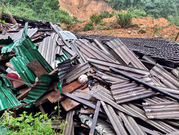 Bão suy yếu thành áp thấp, lũ cuốn trôi cầu, sạt lở khắp miền núi Quảng Ngãi - Ảnh 1.