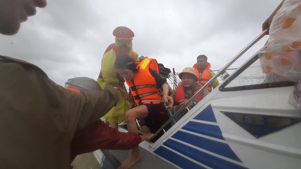 Giải cứu hơn 200 người dân vùng ngập lũ sâu đến nơi an toàn - Ảnh 9. Giải cứu hơn 200 người dân vùng ngập lũ sâu đến nơi an toàn - Ảnh 9.