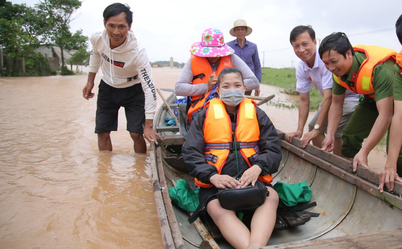 Thủ tướng: Lũ lớn cũng không để người dân đói, rét không có chỗ ở - Ảnh 1.