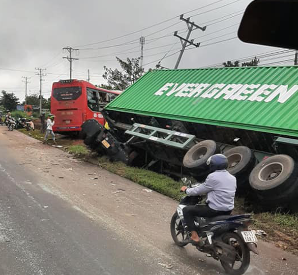 Cố qua mặt xe container, xe giường nằm gây tai nạn liên hoàn - Ảnh 2.