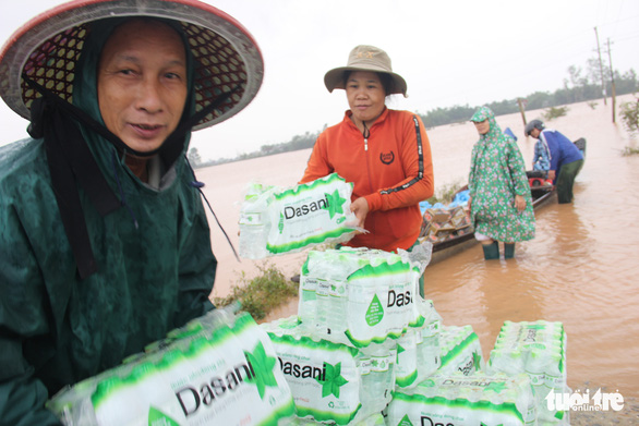 Nước sông Thạch Hãn lại lên nhanh, dân vùng ven đối phó với đợt lũ thứ 3 trong 5 ngày - Ảnh 5.